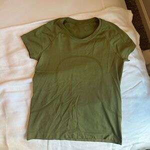 Lululemon swiftly tech short sleeve shirt waist length, size 6